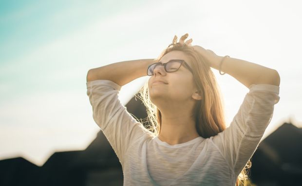 太陽を背にする女性